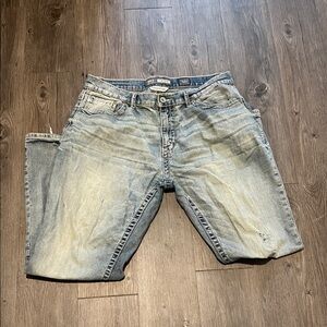 Buckle Men's Relaxed Jeans in Faded Blue. Straight leg